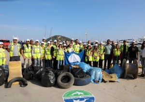 Antalya Balıkçı Barınağı’nda kıyı temizleme etkinliği
